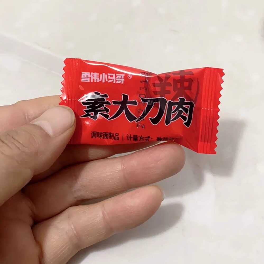 【新货】雪伟小马哥大刀肉辣条批发整箱网红小零食麻辣小吃