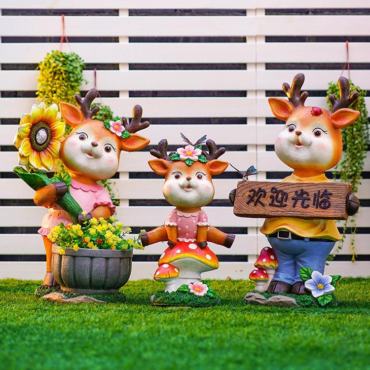开学场景布儿置户外幼园门口欢迎卡通小鹿光临路牌梅花鹿花盆装季