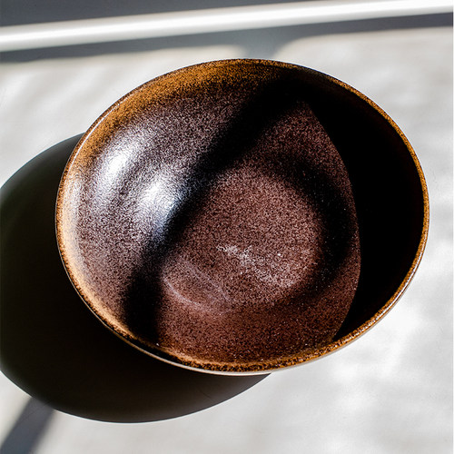 深盘粗陶圆形深色颗粒感菜碗