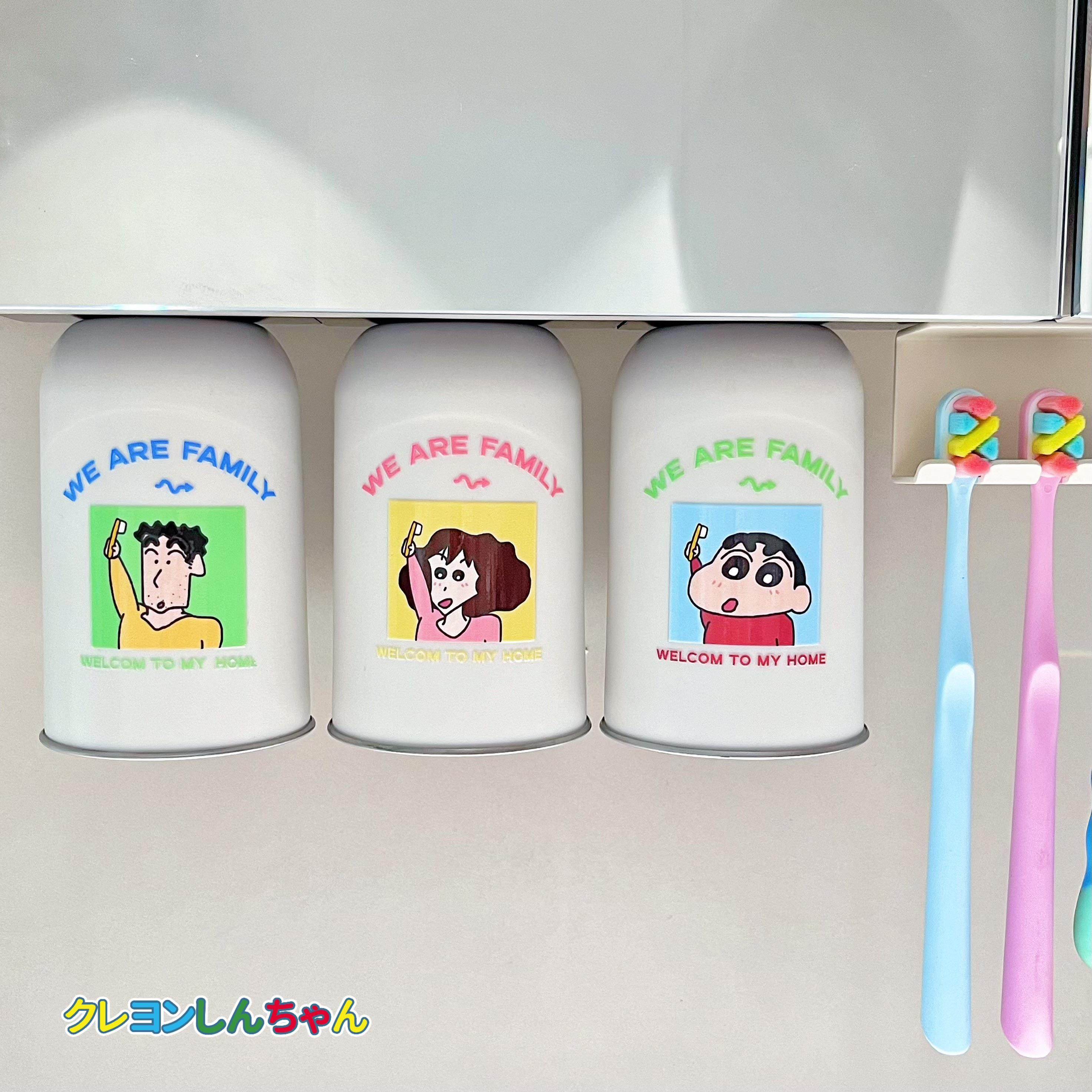 镜柜底漱口杯一家三口刷牙杯子倒挂磁吸洗漱杯牙刷置物架蜡笔小新