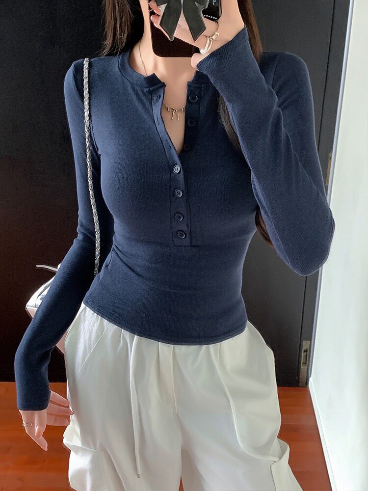 辣妹紧身正肩长袖T恤女2025新款春秋打底衫显瘦内搭纽扣学生上衣