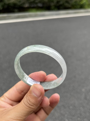 0976天然A货翡翠52圈口公主镯冰透绿底有纹有个不光滑点