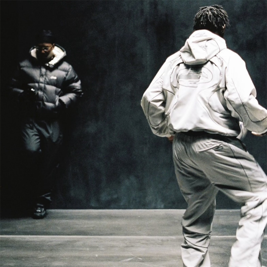 Corteiz冬季连帽外黑里白羽绒服