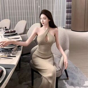 衣服女款春季气质交叉挂脖包臀连衣裙2026夏季新款法式小众修身镂