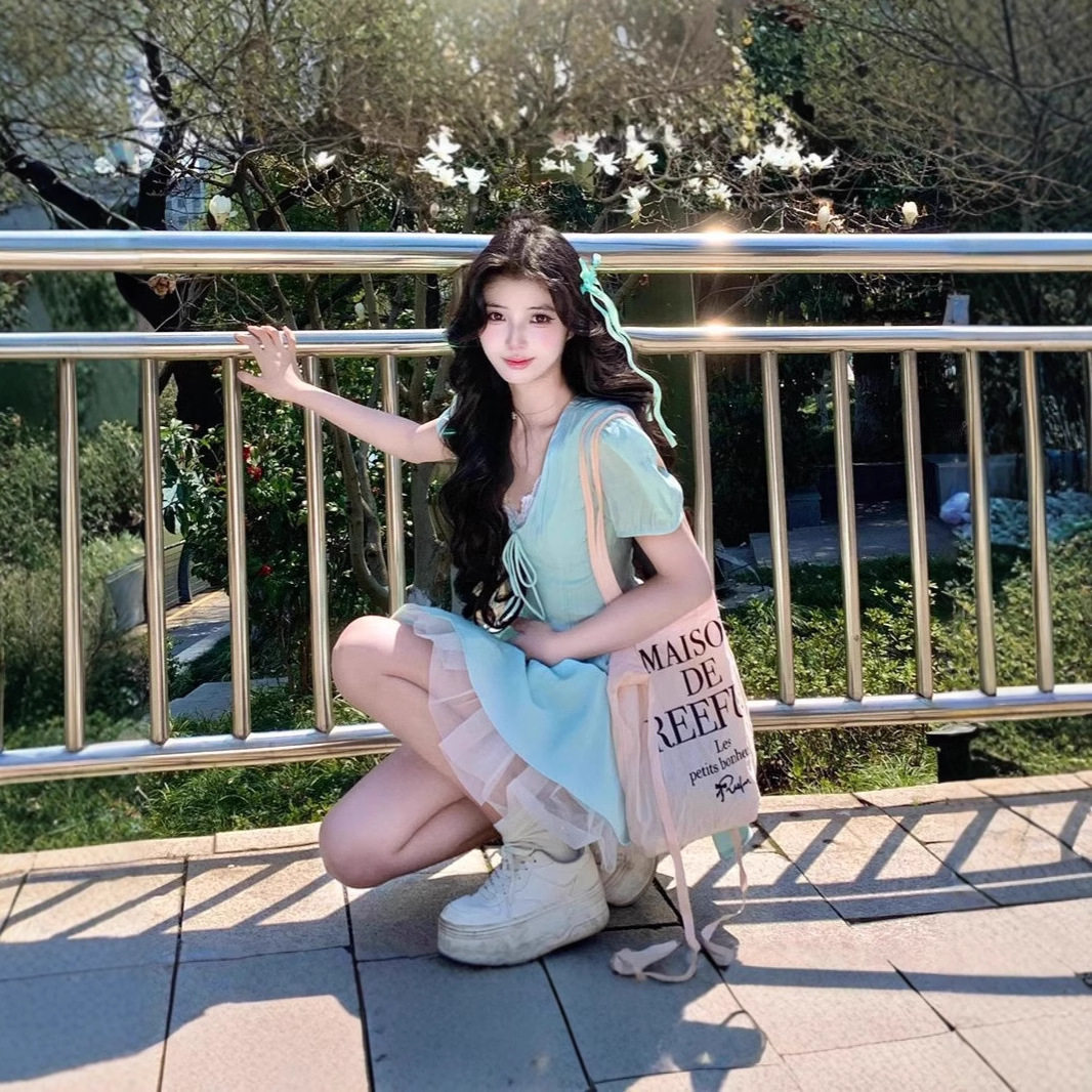 法式甜美高腰V领薄荷绿短款连衣裙女学生夏季新款修身显瘦A字裙子图片