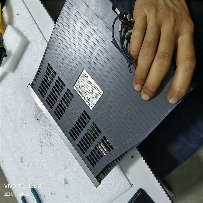 议~信捷XINJE伺服驱动器3KW一个，型号:DS5E-43P0