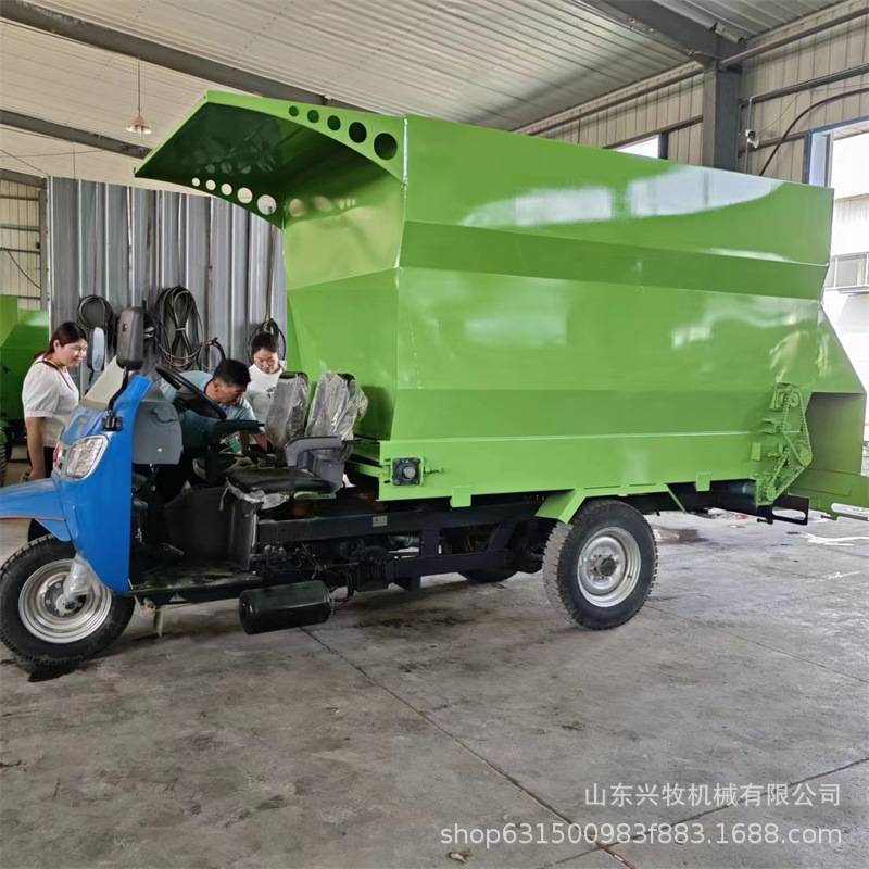 5方大容量自走式抛料车小型电动三轮草料抛撒机柴油双出料喂牛机