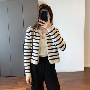Round neck short long sleeved striped jacket圆领长袖条纹外套