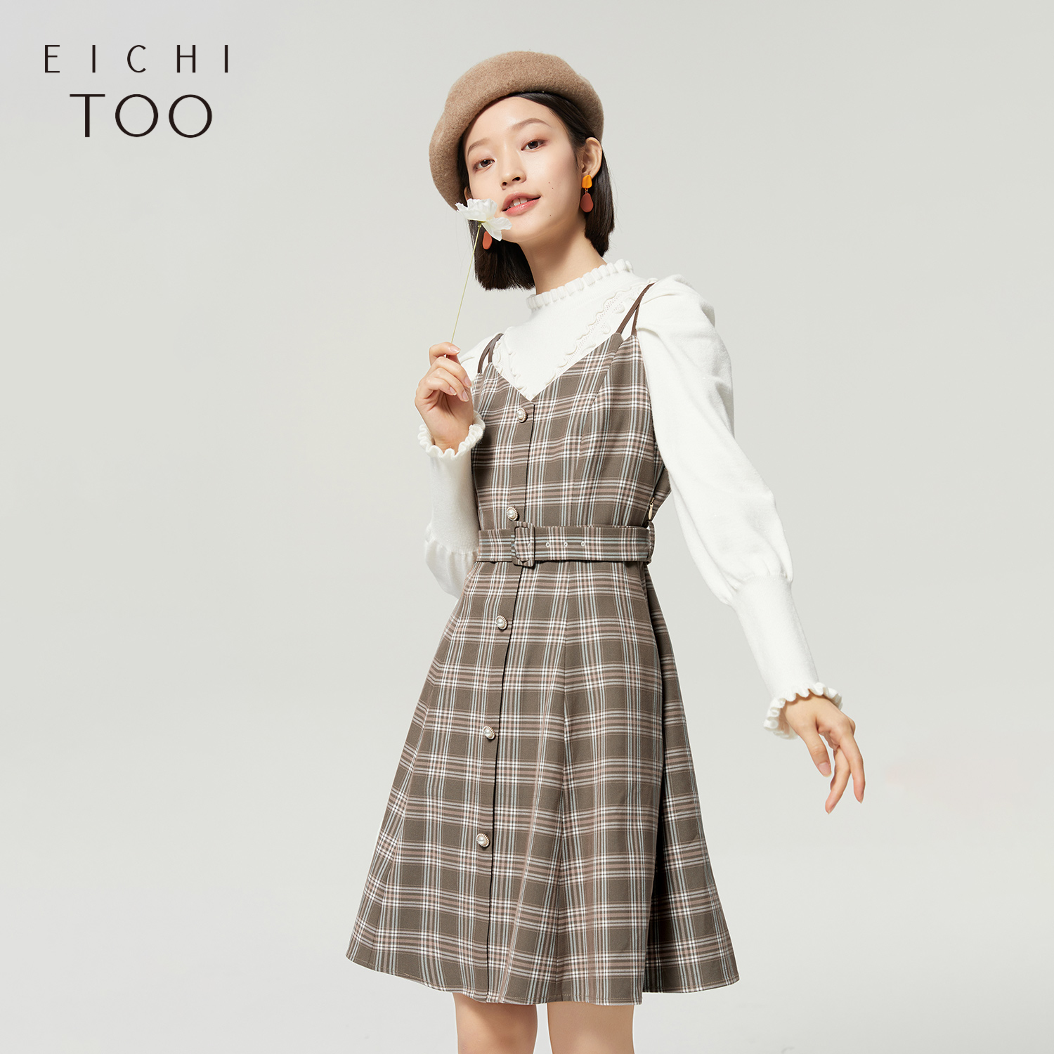 格纹面料 双肩带设计 收腰显瘦