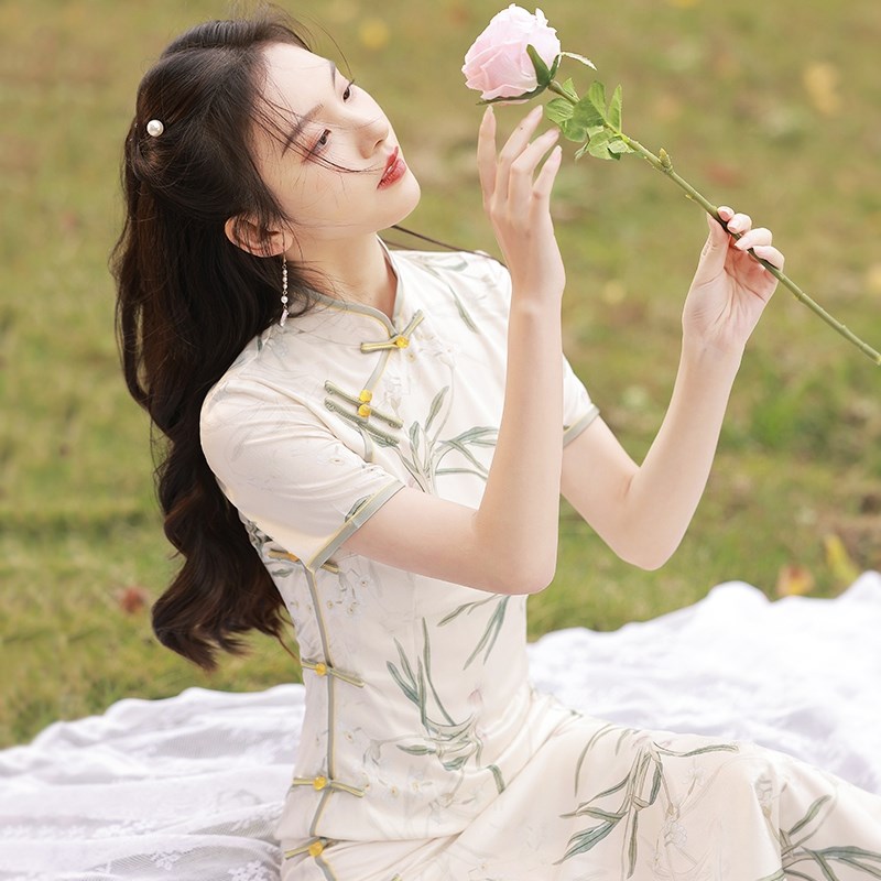 速发年轻款温婉系优雅牛奶丝长款旗袍2025年春款日常高级感连衣裙