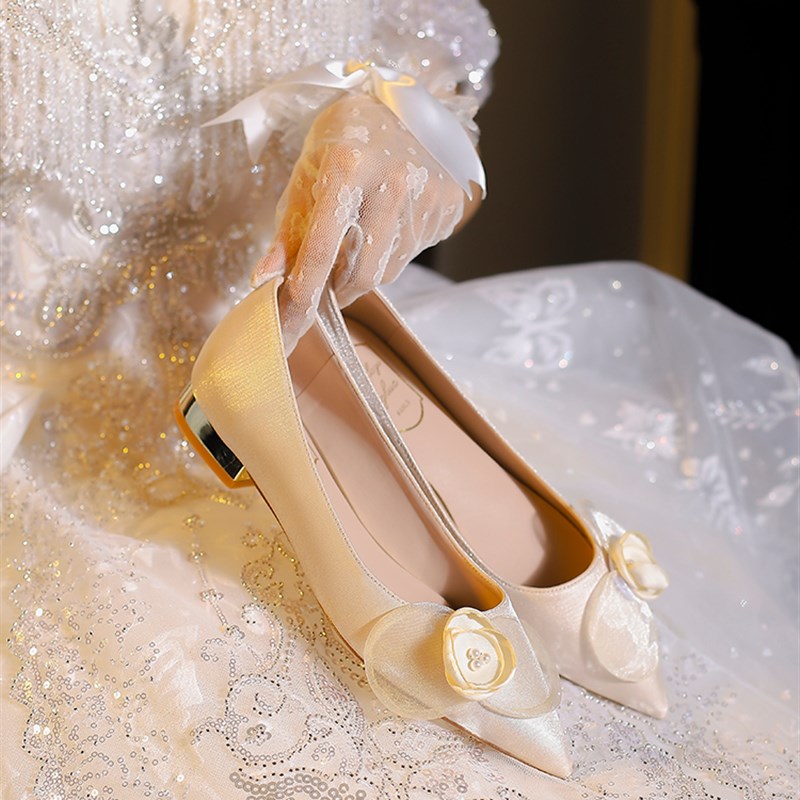 速发法式绸缎婚鞋秀禾主婚纱两穿新娘鞋尖头孕妇可穿礼服单鞋高级