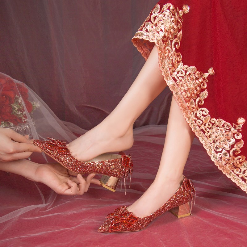 速发蝴蝶结新娘高跟鞋不服脚孕秀敬酒中式红色亮片妇禾累粗跟婚鞋