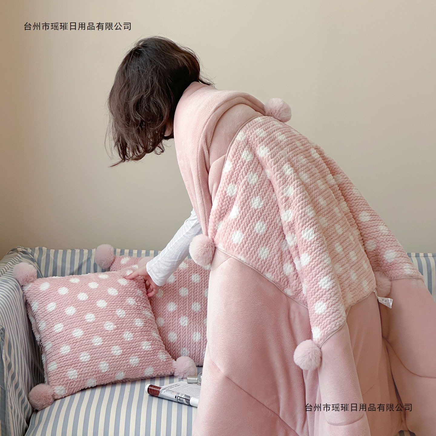 新款毛球抱枕被子两用加绒加厚法莱绒午休盖毯汽车内靠垫学生午睡