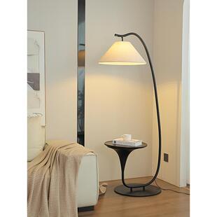 现代落地灯客厅高级感沙发旁边几置物架别墅设计师中古创意氛围灯