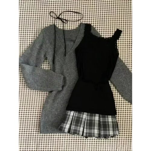 V-neck sweater slimming strap two-piece setV领毛衣吊带两件套