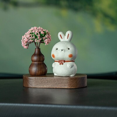 速发可爱萌宠小兔子摆件汽车中控台车载香薰办公室系小摆件礼物
