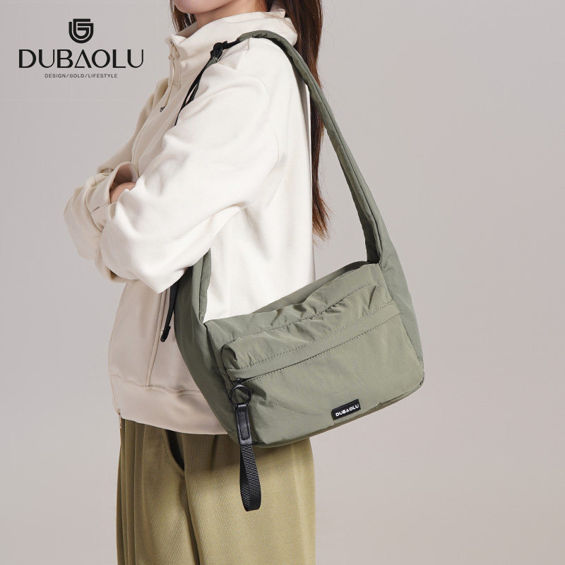 新款日常通勤大容量邮差包休闲运动轻便日系百搭简约学生斜挎包