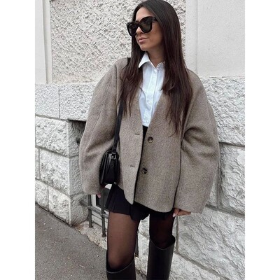 Loose collar long sleeved woolen coat 宽松翻领长袖毛呢外套女