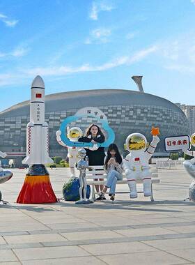 宇员航大摆件太空玻璃雕塑商场美陈售人楼部网红打卡景观IVP装饰