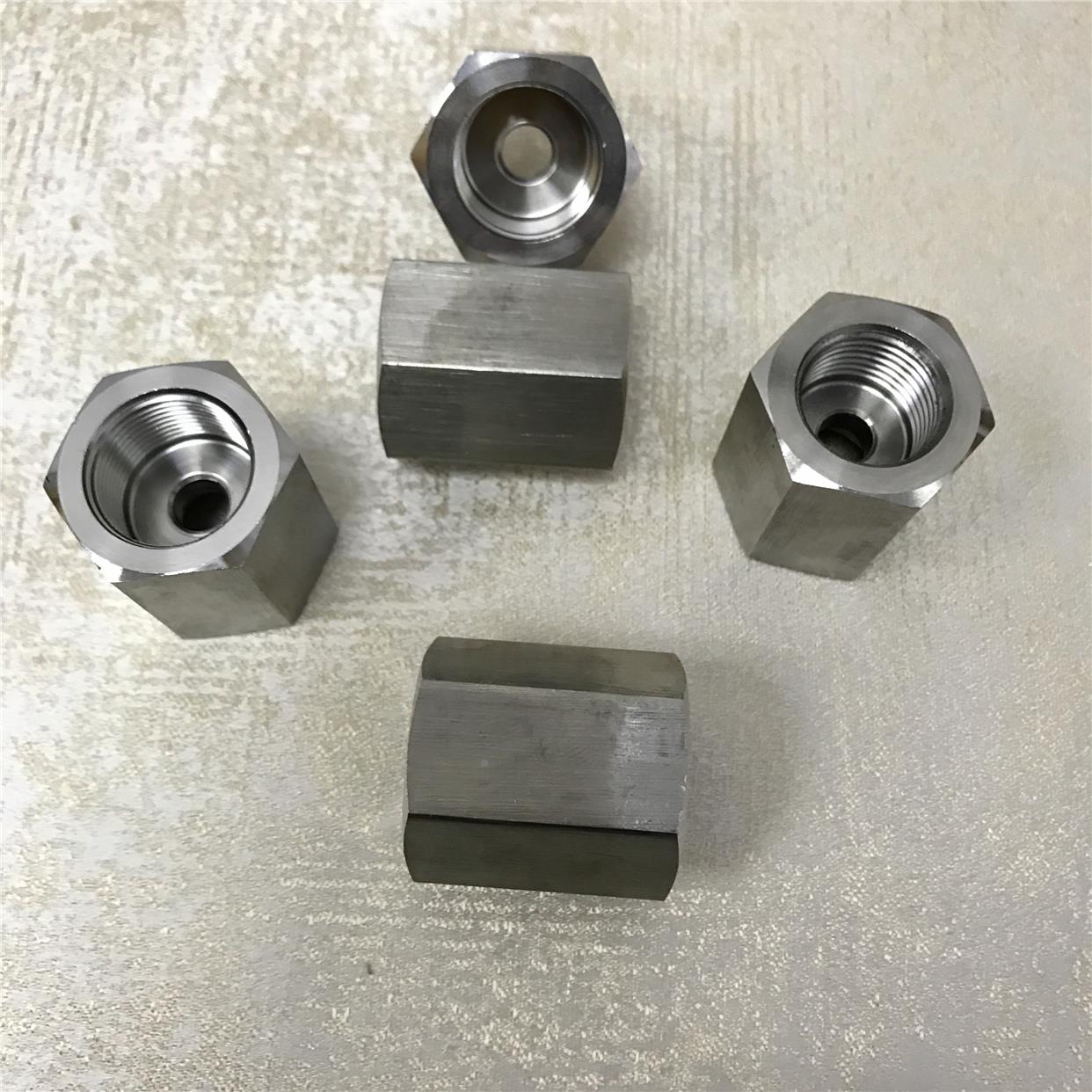 NPT1/2-M22x1.5 不锈钢内丝接头 内螺纹一边NPT1/2 一边m22x1.5