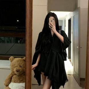 黑灰色披肩外搭女2025新款秋冬斗篷高级感纯色流苏保暖两用披风