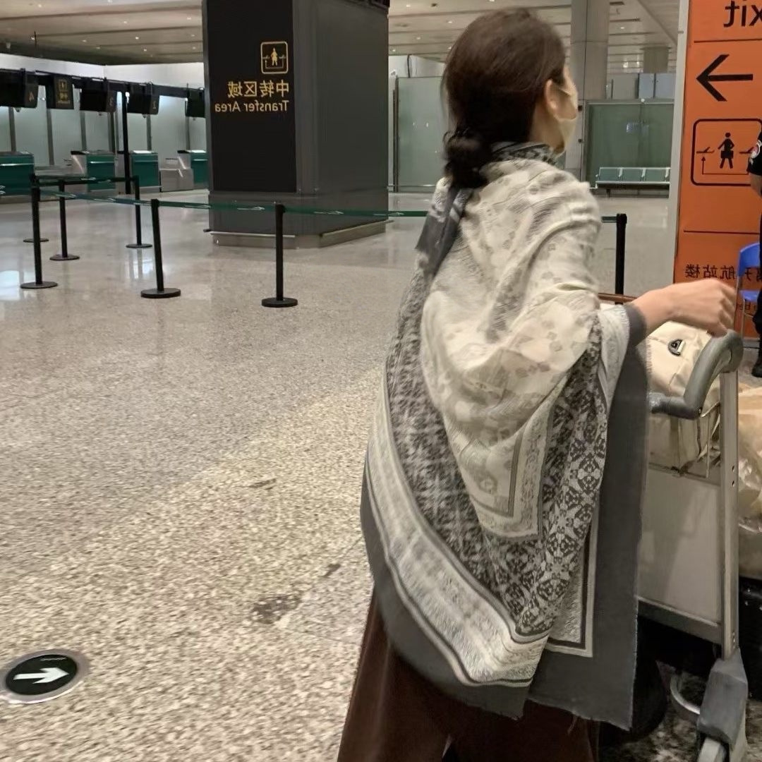复古民族风灰色方巾披肩外搭女2026新款云南旅游薄款空调房围巾