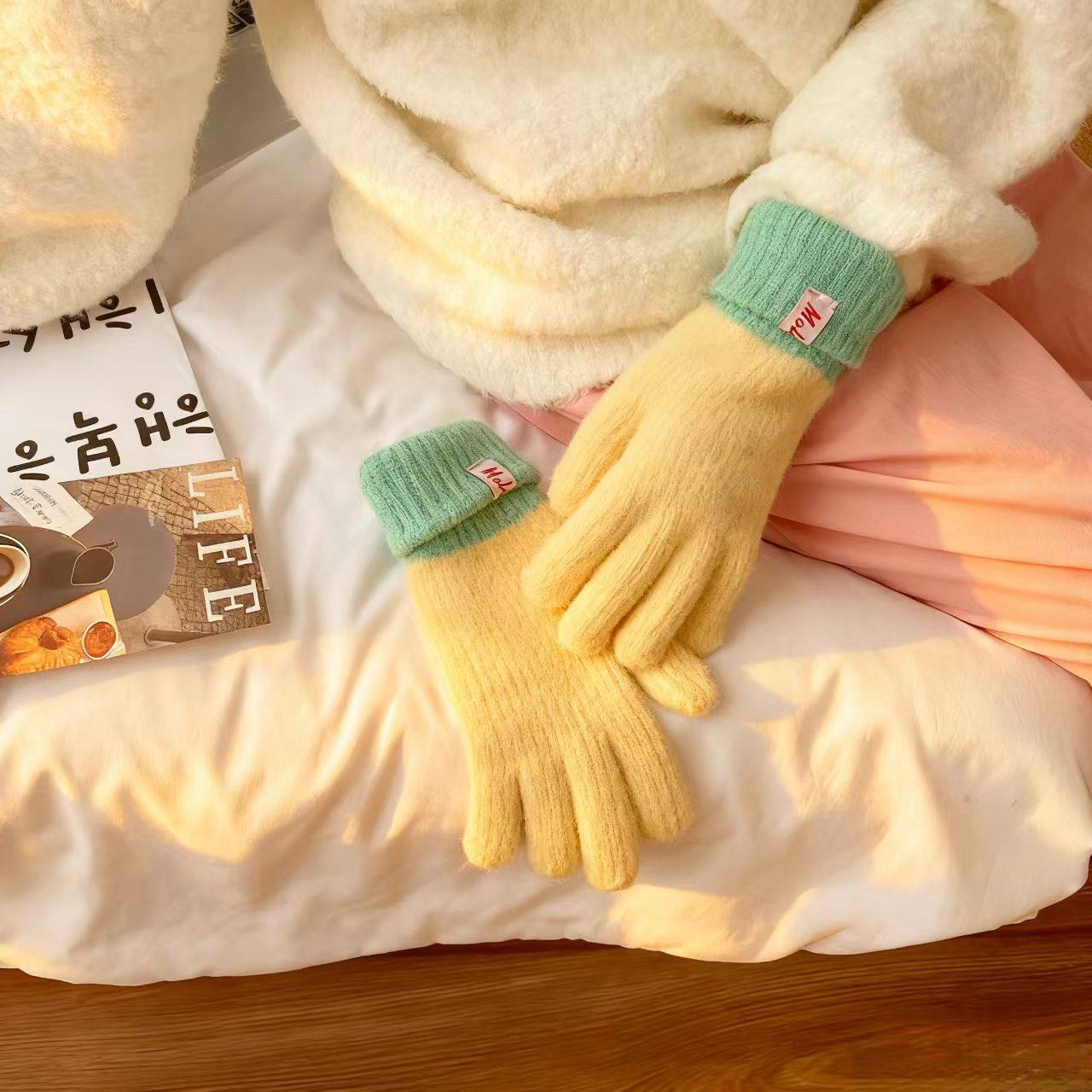 毛绒手套女2025新款冬季针织保暖加厚防风可触屏学生五指毛线手套