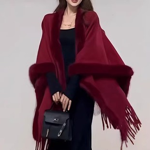 新年红色毛领披肩女外搭冬季2025新款高级感订婚结婚保暖披风斗篷