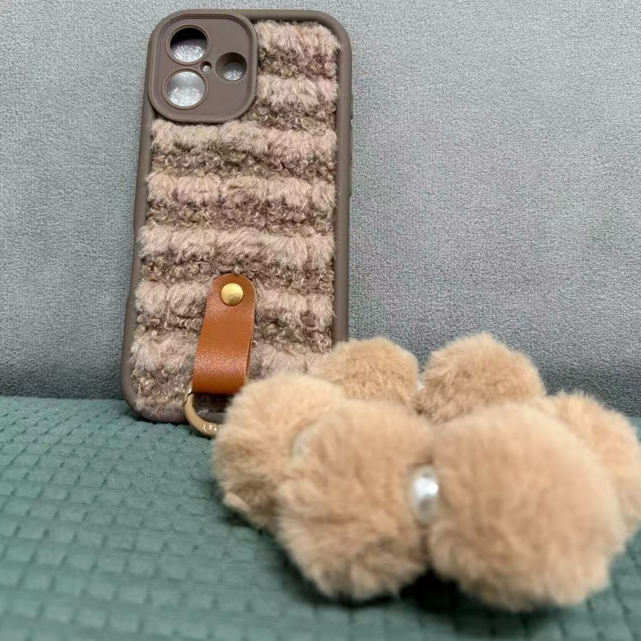 小红书秋冬爆款毛绒iPhone17promax手机壳16ProMAX腕带15plus适用苹果16Plus女14/13/12Promax女17Pro/16Pro