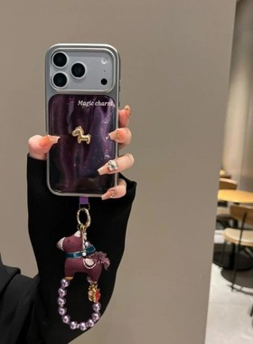 中国风复古渐变紫色立体小金马适用于苹果17pro手机壳iphone16马年手链条14promax滴胶13寓意好物15pro
