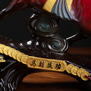 马到成功客厅摆件陶瓷红色马骏马工艺礼品摆饰高档老S板办公室桌