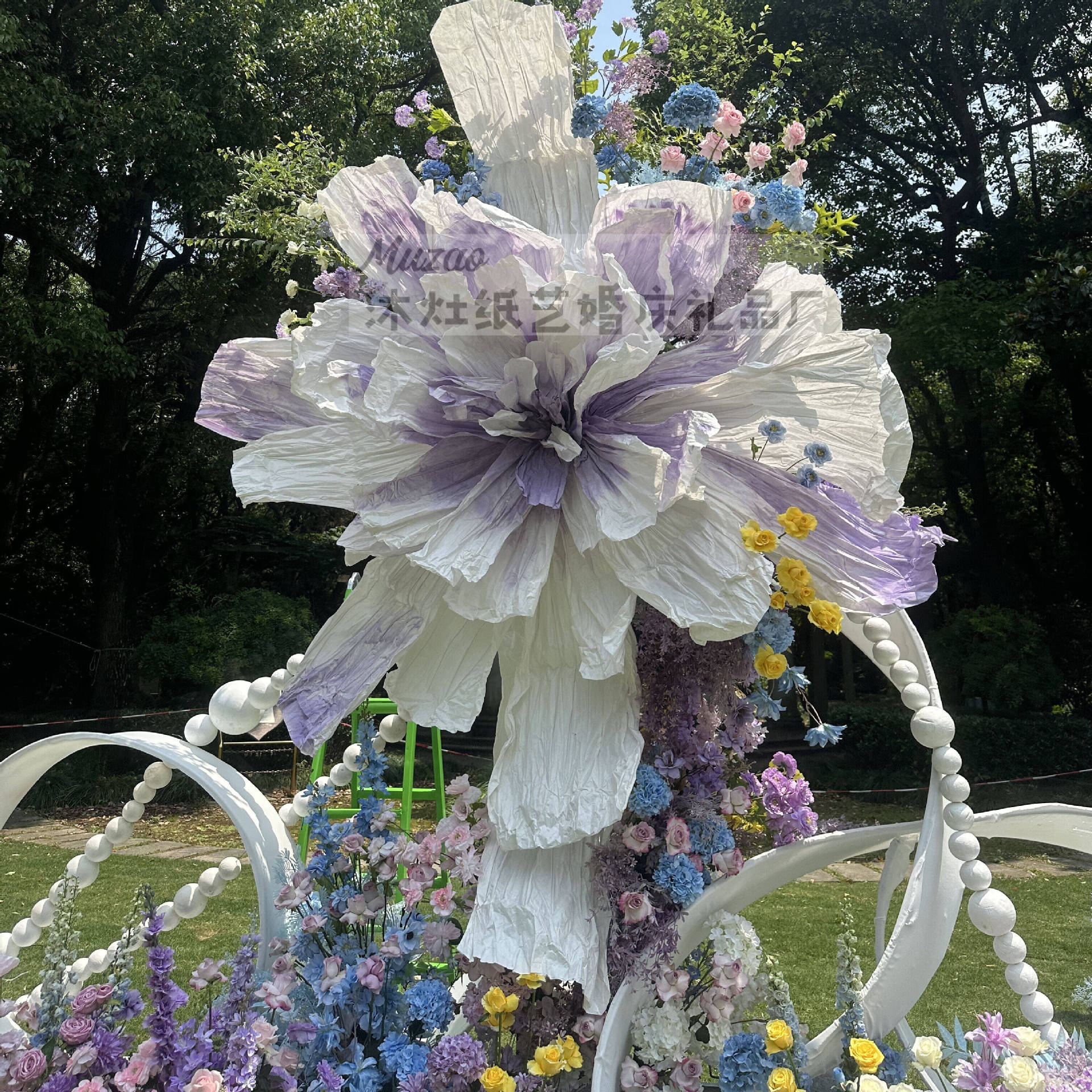 渐变紫手揉纸花婚礼美陈