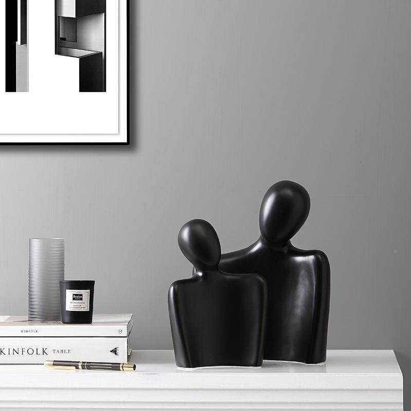 现代抽艺人物拥抱摆象件轻术EVJ奢创意客厅电视柜办公桌面瓷陶装