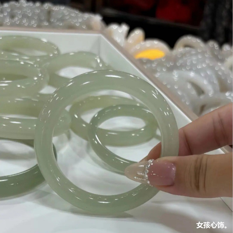 日本品质正宗天然新疆和田玉青白玉手镯高端女款青白玉镯子显白手