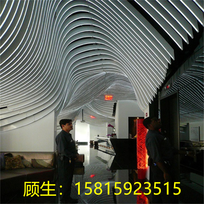 现货速发弧形铝方通波浪型异型拉弯方管造形氟碳仿木纹天花吊顶背