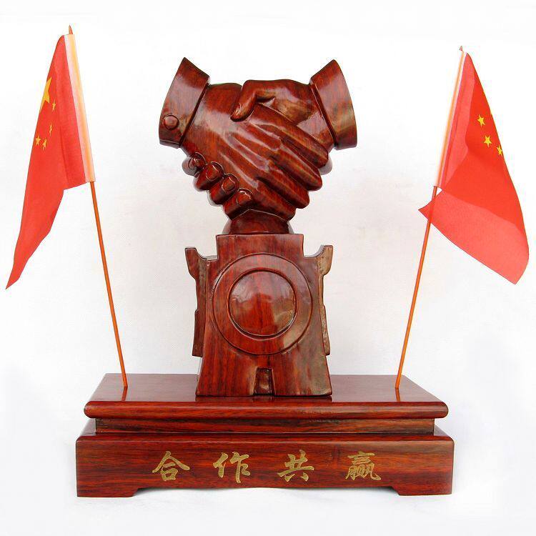 速发红手雕刻工艺品 共制合作木赢握手摆件 实木质强强联木商务礼