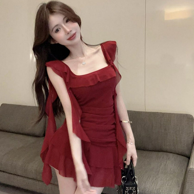 法式甜辣妹红色方领飘带连衣裙女秋季新款不规则修身吊带包臀短裙