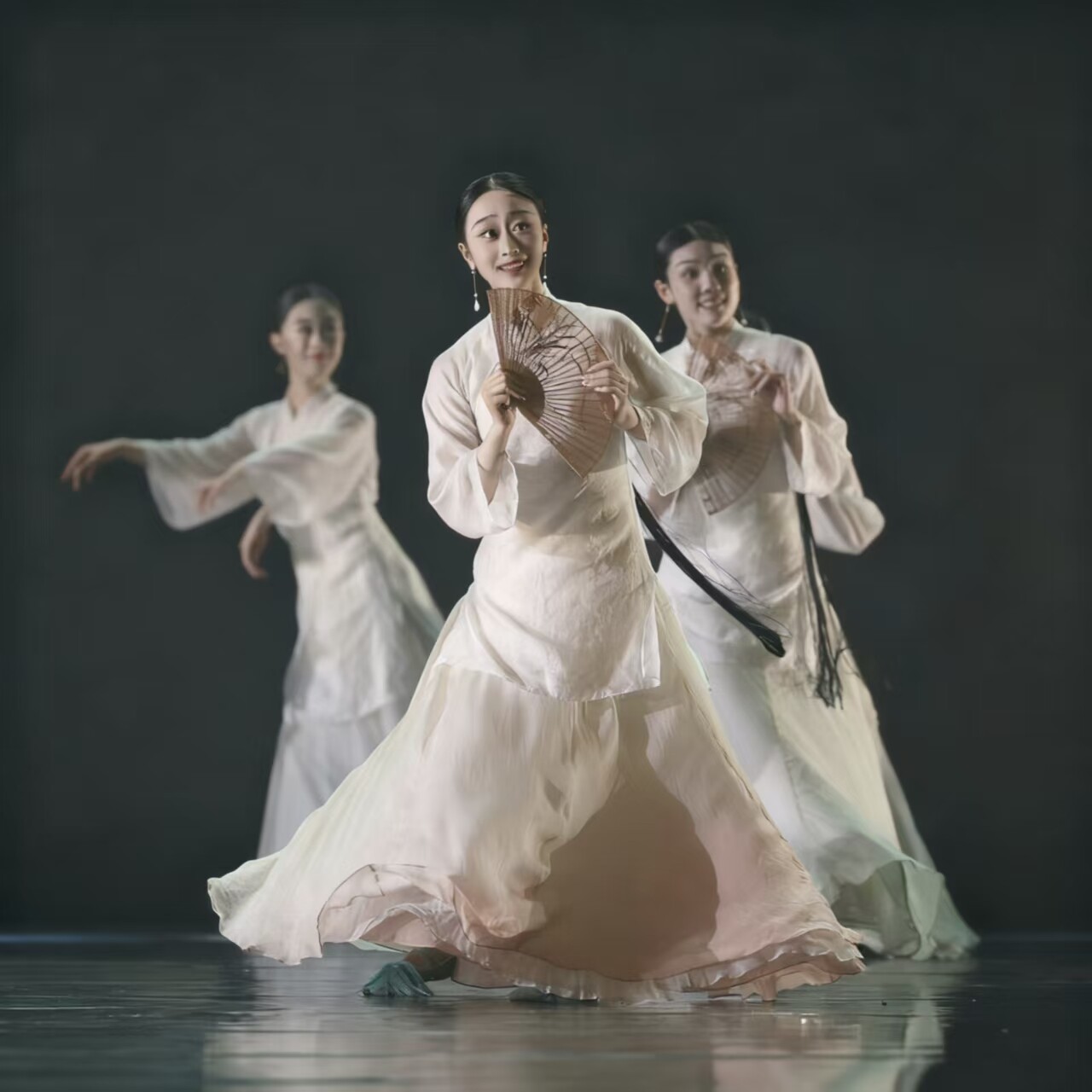 一扇百年舞蹈服古典舞香扇叠春演出服中国风女飘逸大裙摆群舞剧目