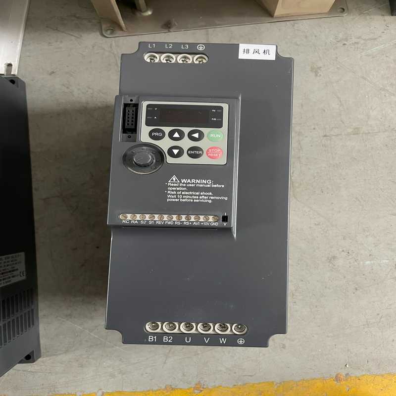 (询价)众辰变频器NZ200-11G/15P-4成色不错如图