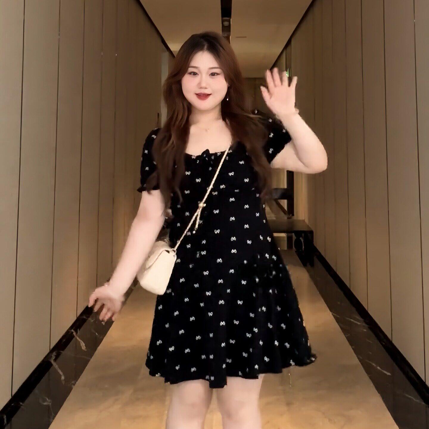 大尺码胖mm法式方领复古蝴蝶结印花洋装女2025夏季新款显瘦小黑裙