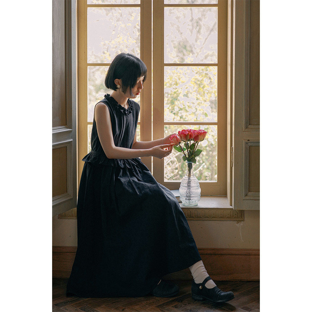 然而和风 黑色无袖木耳边圆领暗纹丝棉小黑裙女2026夏季新款长裙
