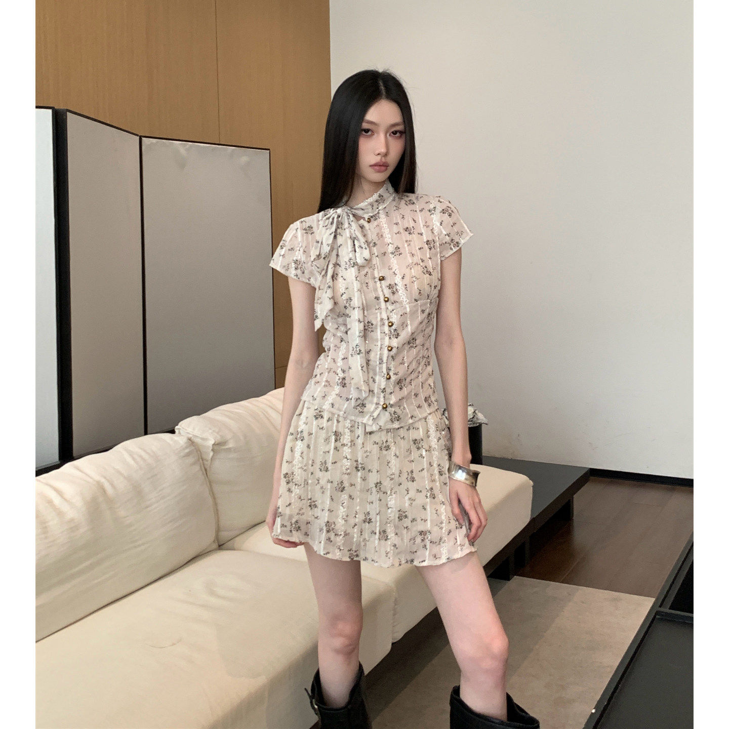 米杏色碎花雪纺套装女夏季度假风蝴蝶结绑带上衣百褶短裙两件套装