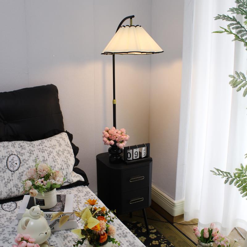 卧室覆古风落地灯床头柜台灯一体氛围感装饰置物花朵客厅沙发台灯