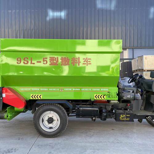 柴三草喂料YMV车撒轮料车全自动牛羊料投油料机柴油撒料车