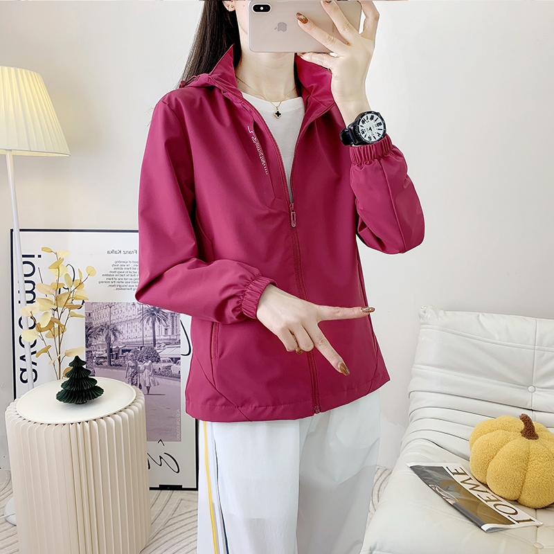 春装女款2025年开春新款外套宽松百搭休闲运动户外连帽夹克冲锋衣
