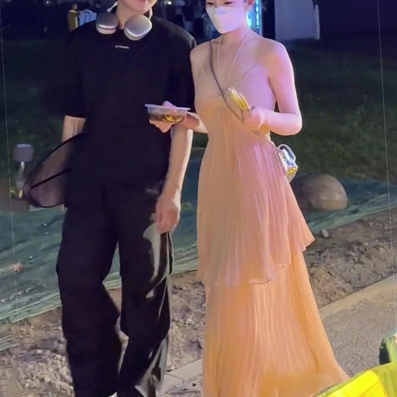 高货韩版温柔风中长款性感超仙压褶吊带连衣裙夏洋气减龄甜美蛋糕