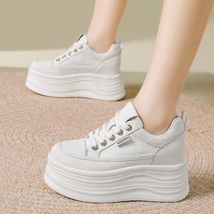 小白鞋女百搭小个子2025秋季新款轻便松糕板鞋10cm厚底内增高女鞋