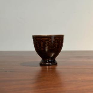 70年代出口龙泉青瓷少见酱釉色 原矿刻花纹品茗高足圆口主人杯55c