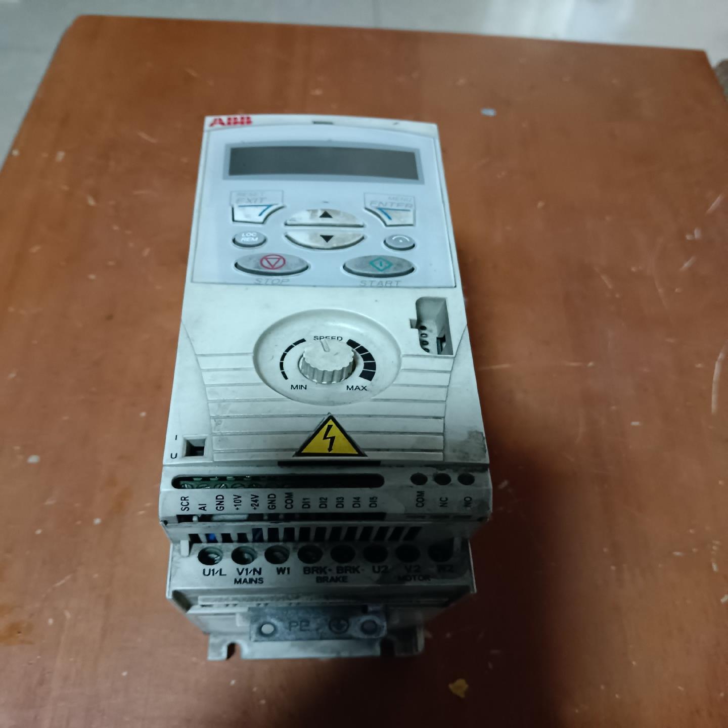 ABB变频器ACS150-03E-02A4-4    0.7（憨憨电子）