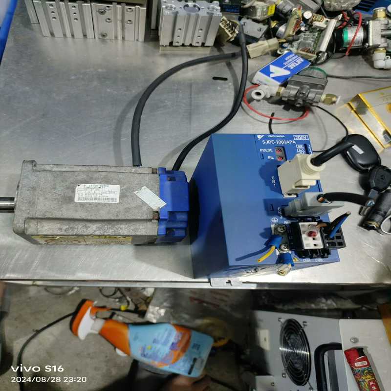 YASKAWA安川伺服，驱动型号SJDE-08APA  电机（耶耶电子）